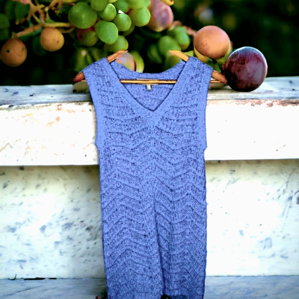 Crocheted sleevless V-neck Chevron sweater Vest Medium
